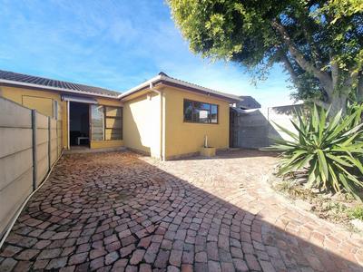Townhouse For Rent in Highbury, Kuilsriver